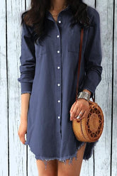 Minikleid aus Denim mit zerrissenen Kanten und Knöpfen